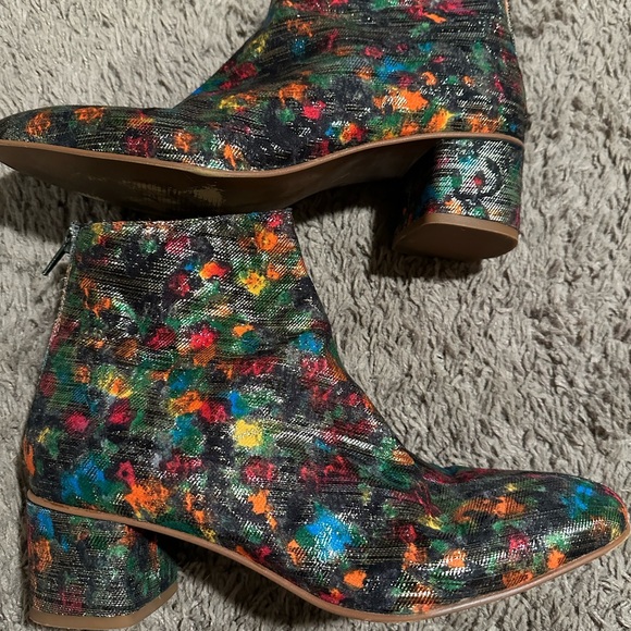 Anthropologie Anthro Joyeux Ankle Boots Sz 40 9.5
Green Motif Colorful rare shoe - Picture 2 of 13